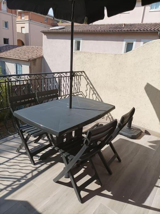 Studio Meuble Climatise Avec Terrasse Драгиньян Экстерьер фото